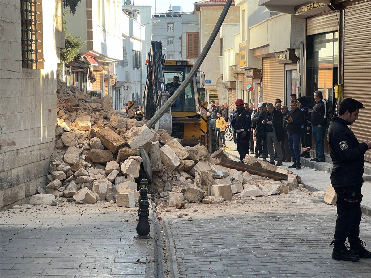 Kilis te depremde ağır hasar gören tarihi cami kendiliğinden yıkıldı