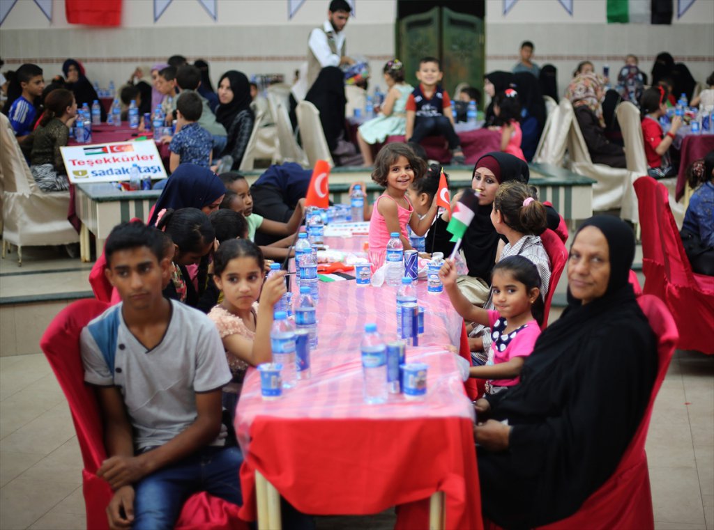 Sadakataşı'ndan Gazze'deki öksüz ve yetimlere iftar