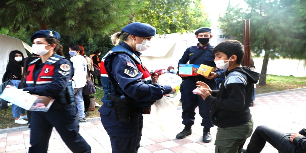 Jandarma İzmir'deki depremzedelere desteğini sürdürüyor