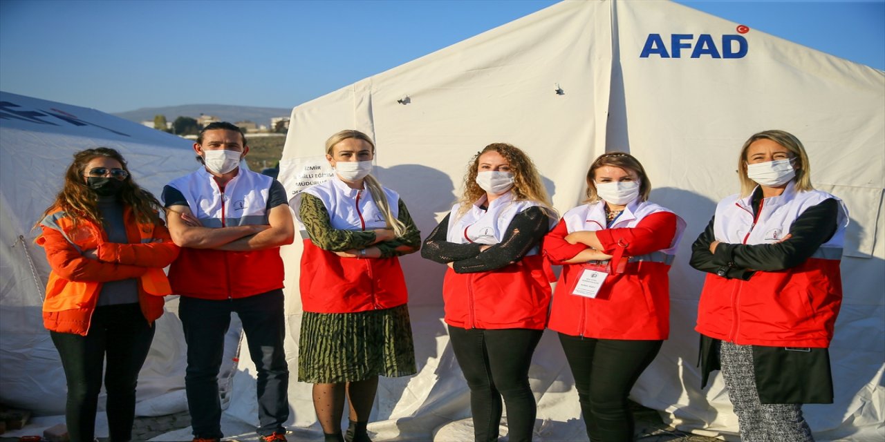 İzmirli "eğitim neferleri" depremzede öğrenciler için sahada