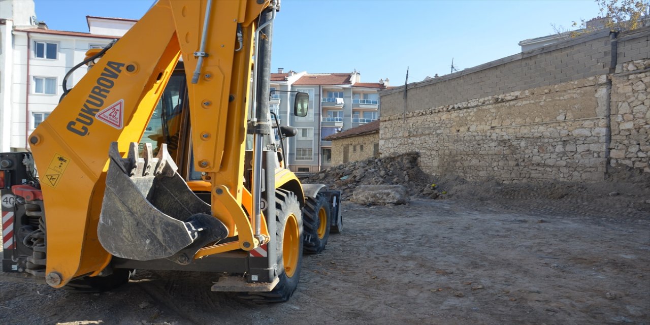 Karaman'da yıkılan metruk binada kafatası ve kemik parçaları bulundu