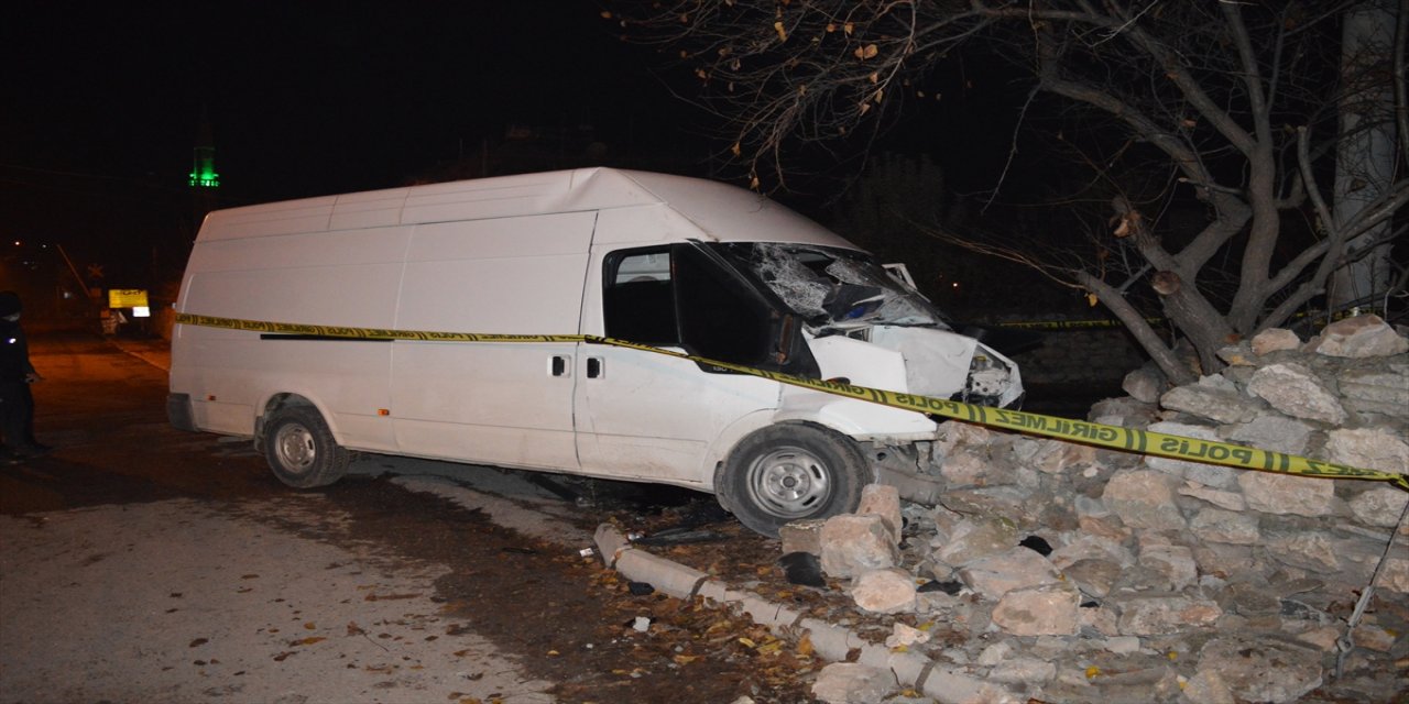 Adıyaman'da minibüs duvara çarptı: 3 yaralı