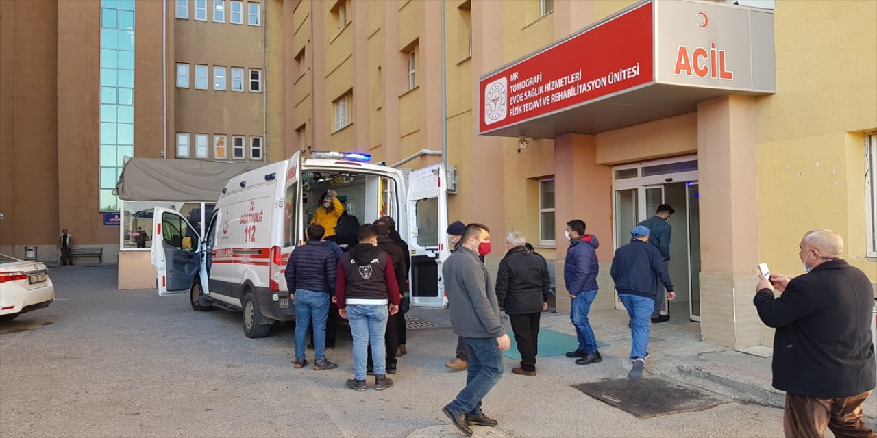 Erzincan'da iki hafif ticari araç çarpıştı: 2 ölü, 2 yaralı