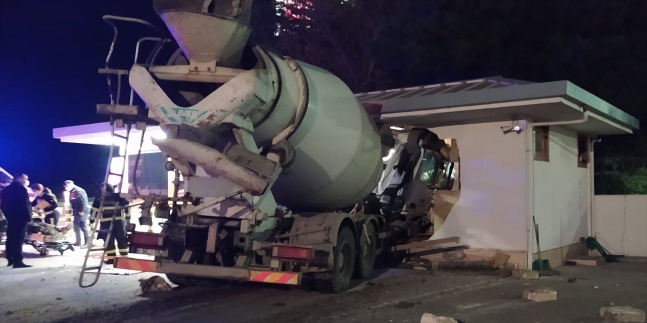 Kırklareli'nde fabrikanın duvarına çarpan beton mikserinin sürücüsü yaralandı