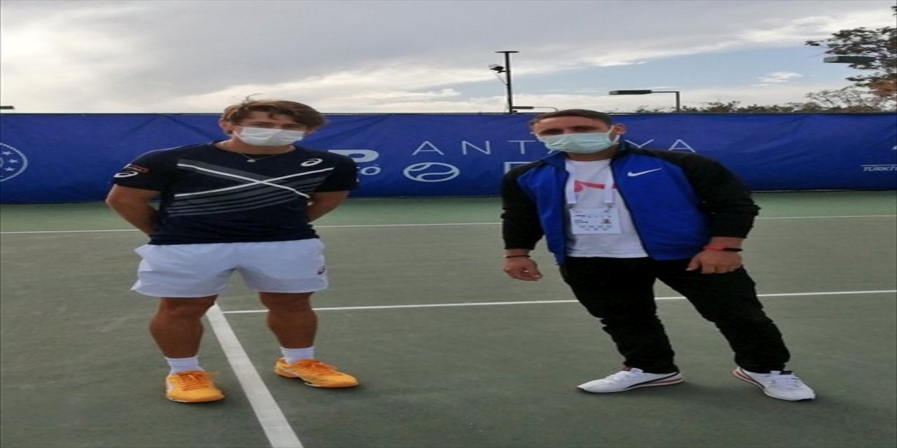 Şanlıurfa'da köylülere tenis sevgisini aşılayan öğretmen Antalya Açık'ta misafir edildi