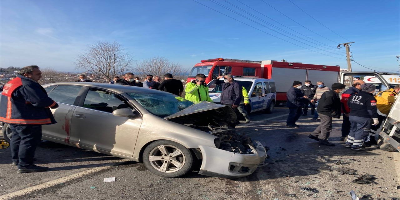 Sakarya'da otomobille çarpışan kamyonette sıkışan sürücüyü itfaiye kurtardı