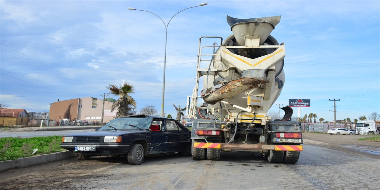 Sakarya'da engelli aracına çarpmamak için manevra yapınca beton mikserine çarpan otomobilin sürücüsü yaralandı