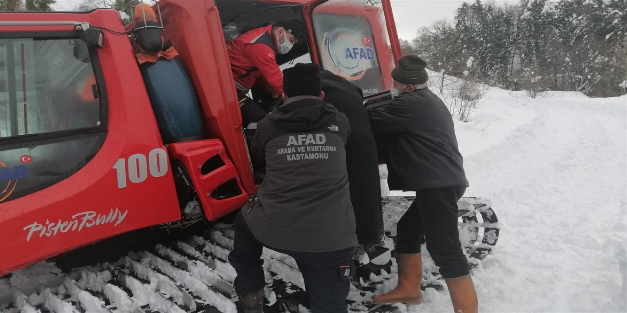 Kastamonu'da kardan yolları kapan iki köydeki yaralı ve hastaya AFAD ve UMKE ekipleri ulaştı