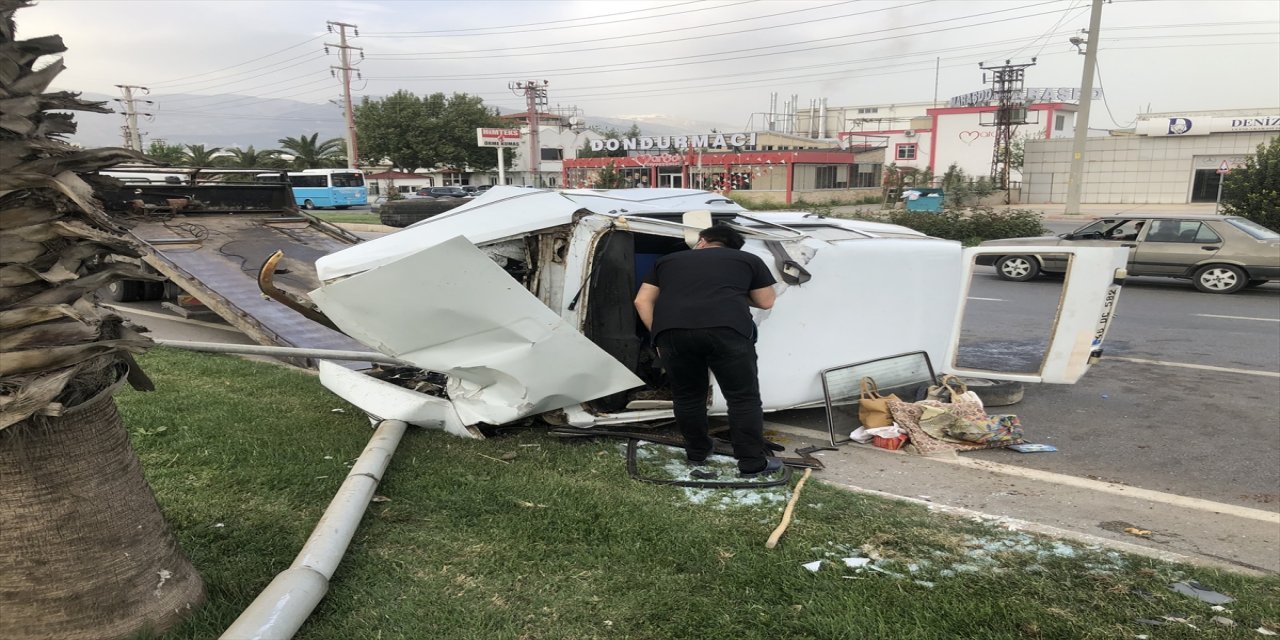 Kahramanmaraş'ta aydınlatma direğine çarpan otomobildeki 2 kişi yaralandı