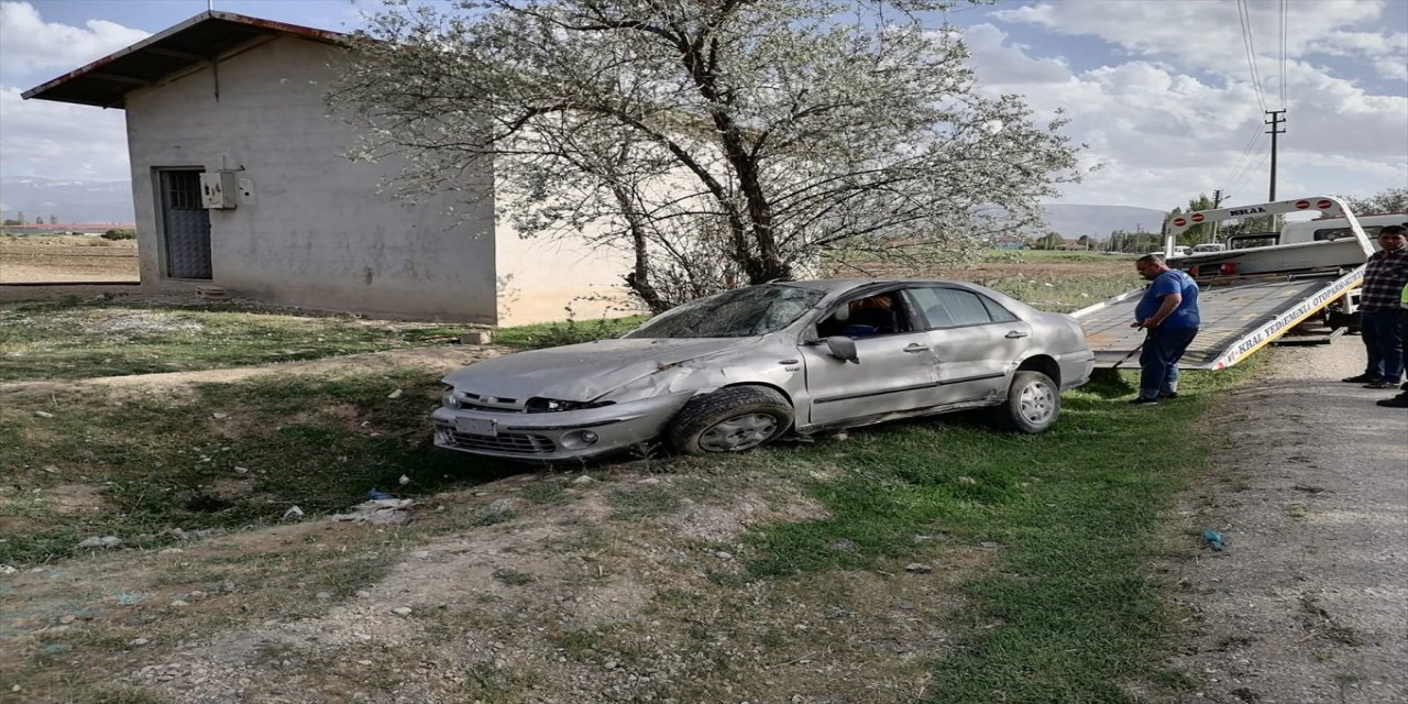 Konya Da Sarampole Devrilen Otomobildeki 6 Kisi Yaralandi