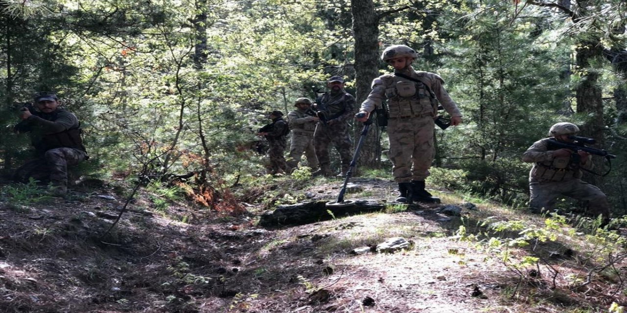 Osmaniye'de PKK'lı teröristlere ait mühimmat ve yaşam malzemeleri ele geçirildi