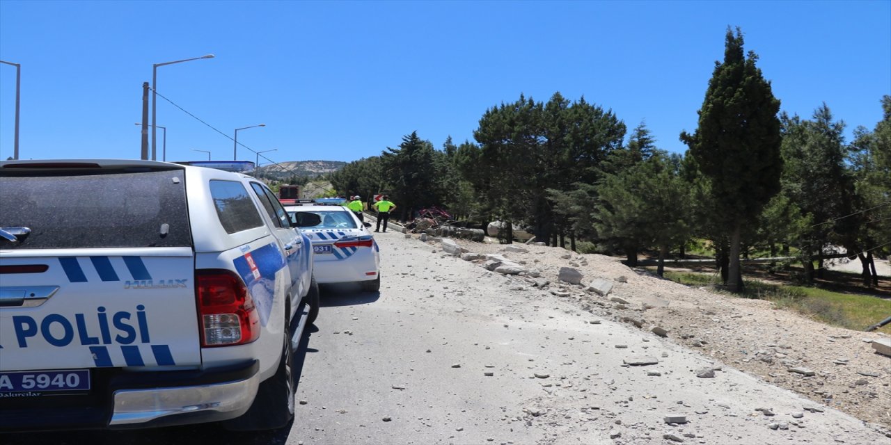 Burdur'da devrilen beton mikserinin sürücüsü yaralandı