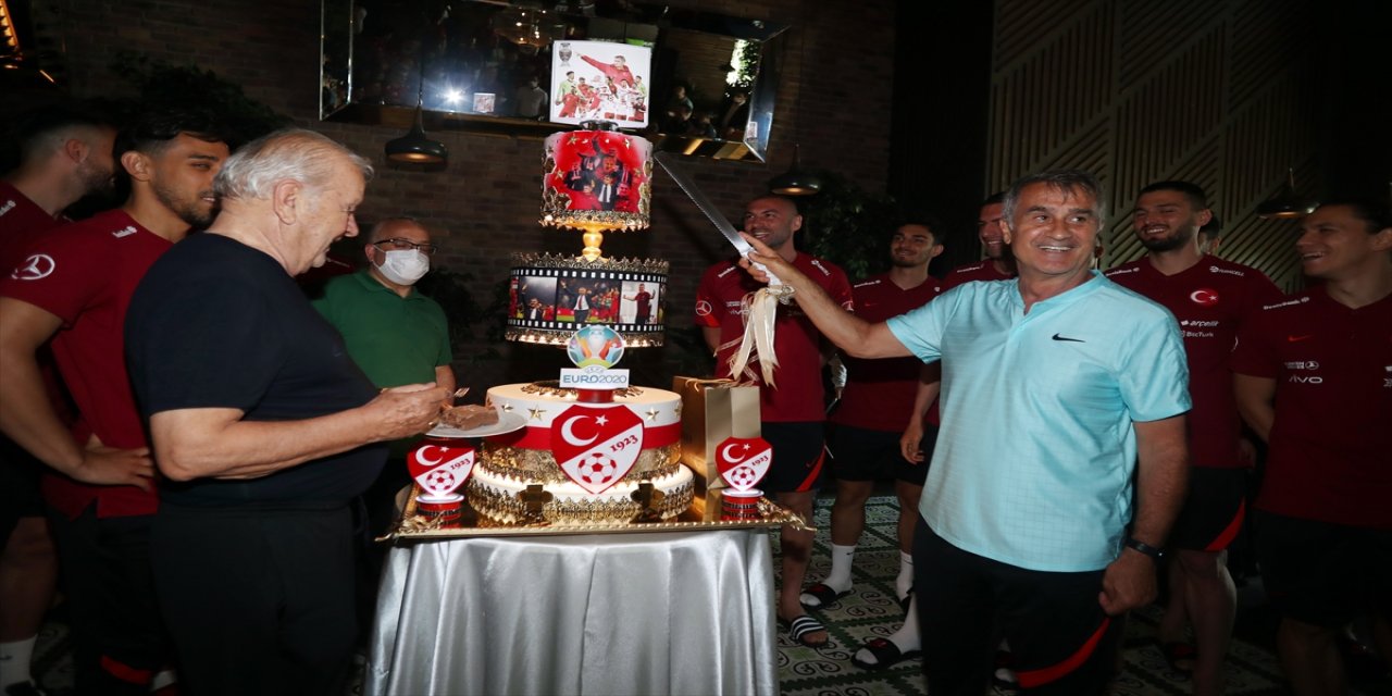 A Milli Futbol Takımı'nda Şenol Güneş'e doğum günü kutlaması