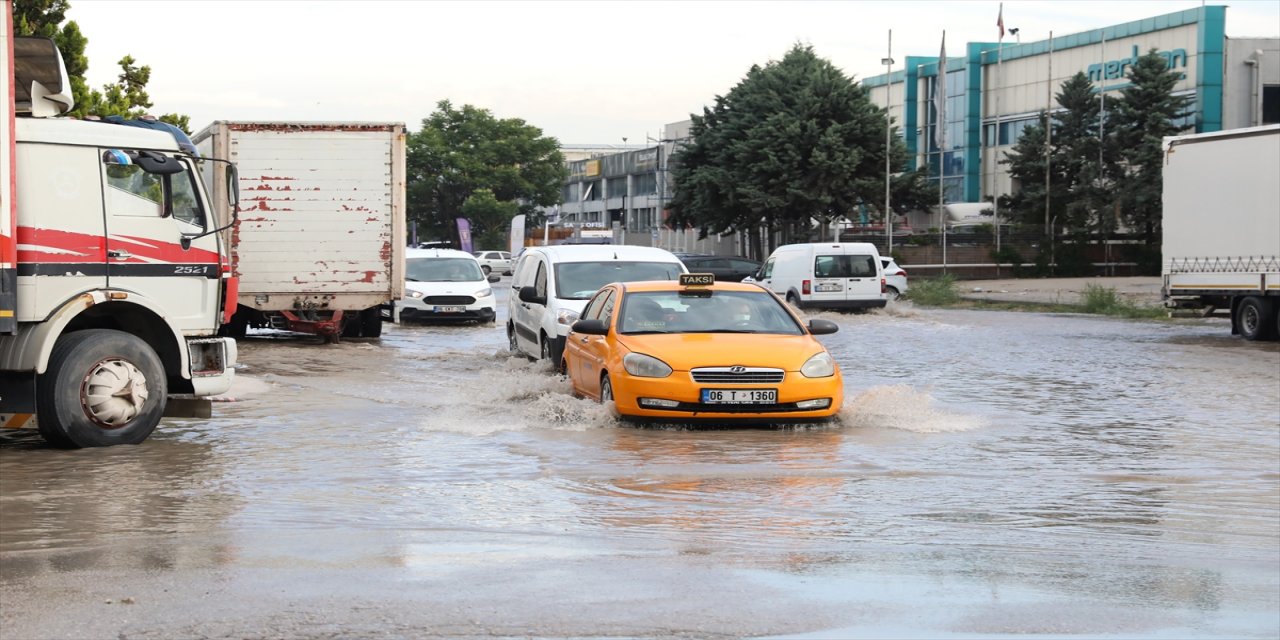 Başkentte sağanak yaşamı olumsuz etkiledi