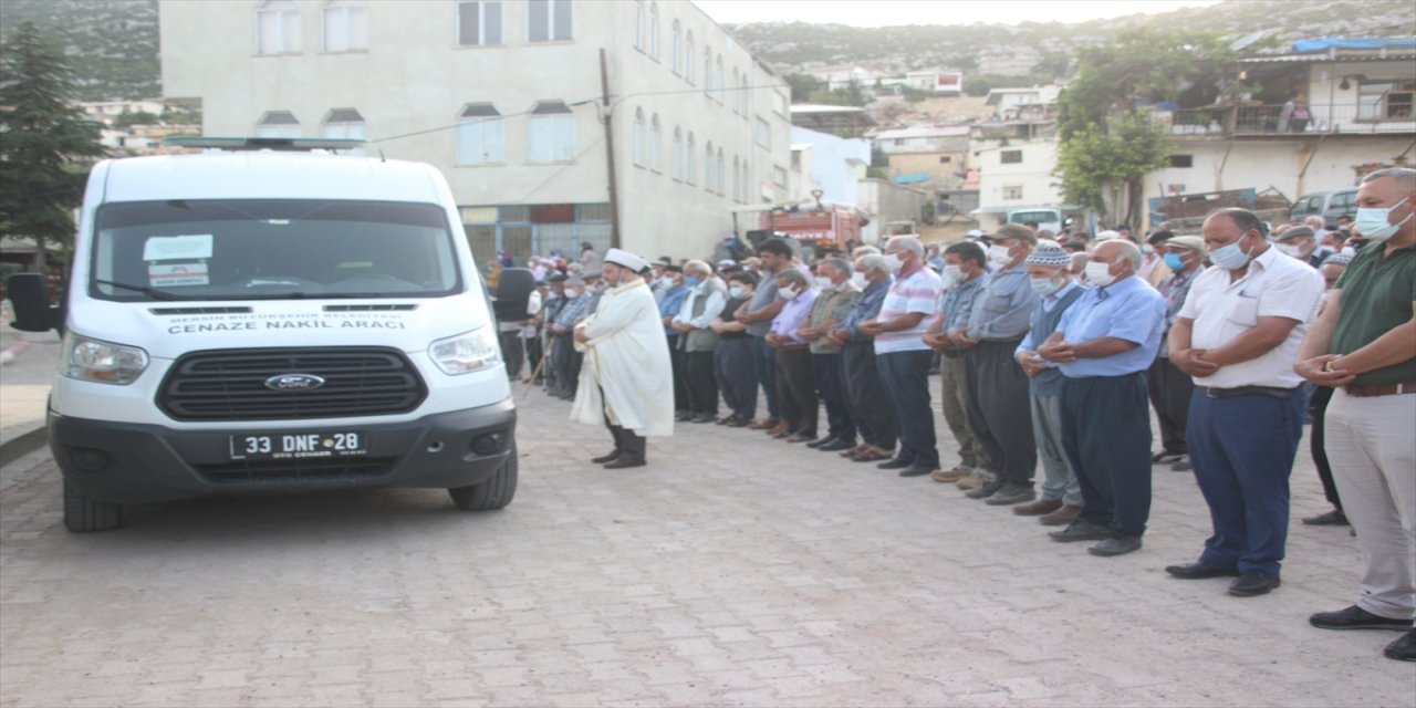 Mersin'de evlerinde ölü bulunan çiftin cenazeleri toprağa verildi