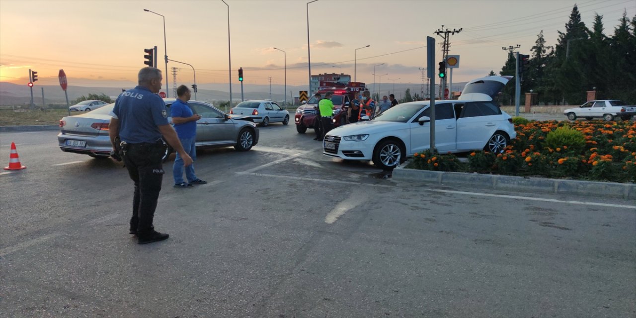 Amasya'da iki otomobil çarpıştı: 3 yaralı