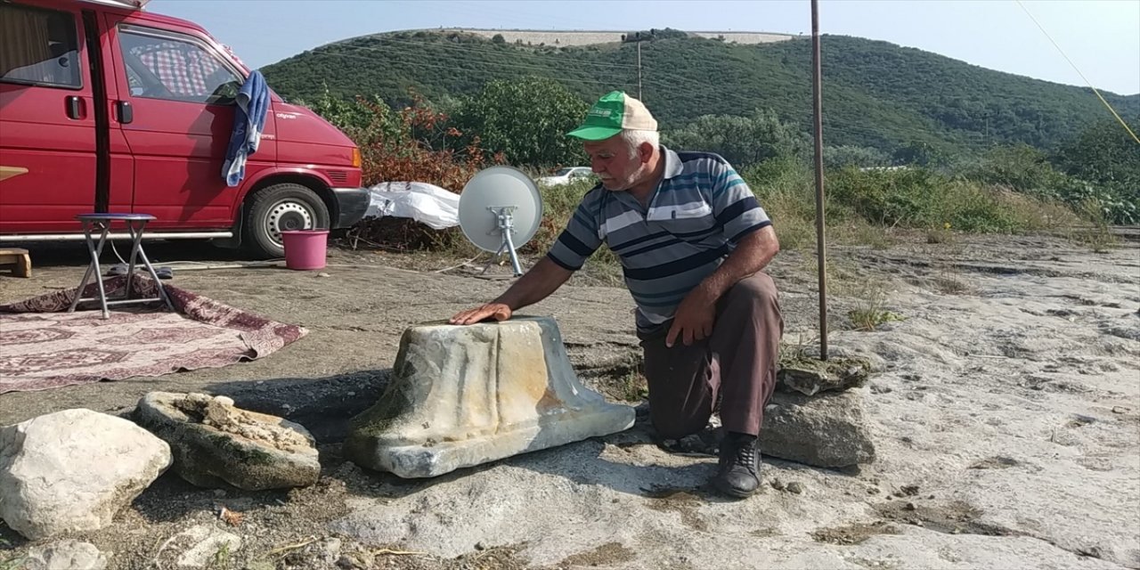 İznik Gölü'nde bulunan sütun başlığı müze yetkililerine teslim edildi