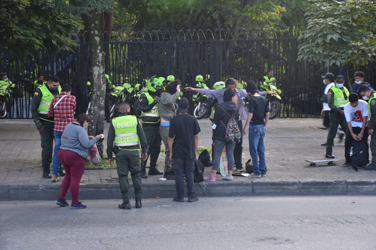 Kolombiya'da binlerce kişi hükümeti protesto etti