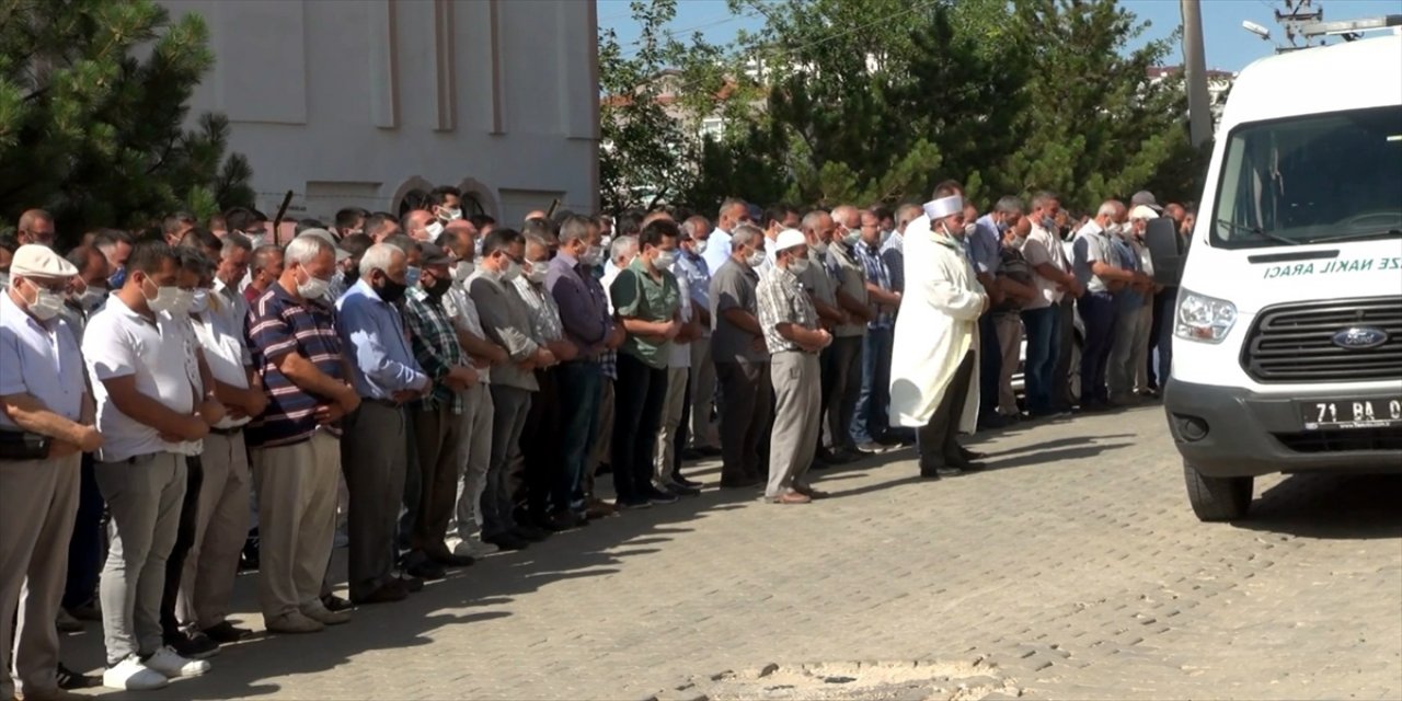 Trafik Kazasında Hayatını Kaybeden öğretmen çift Ve çocukları Kırıkkalede Toprağa Verildi 3055