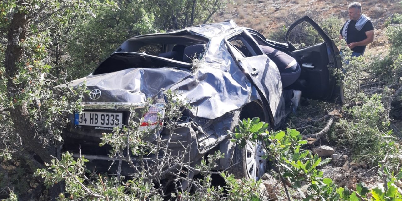 Erzincan'da uçuruma devrilen otomobildeki 3 kişi yaralandı