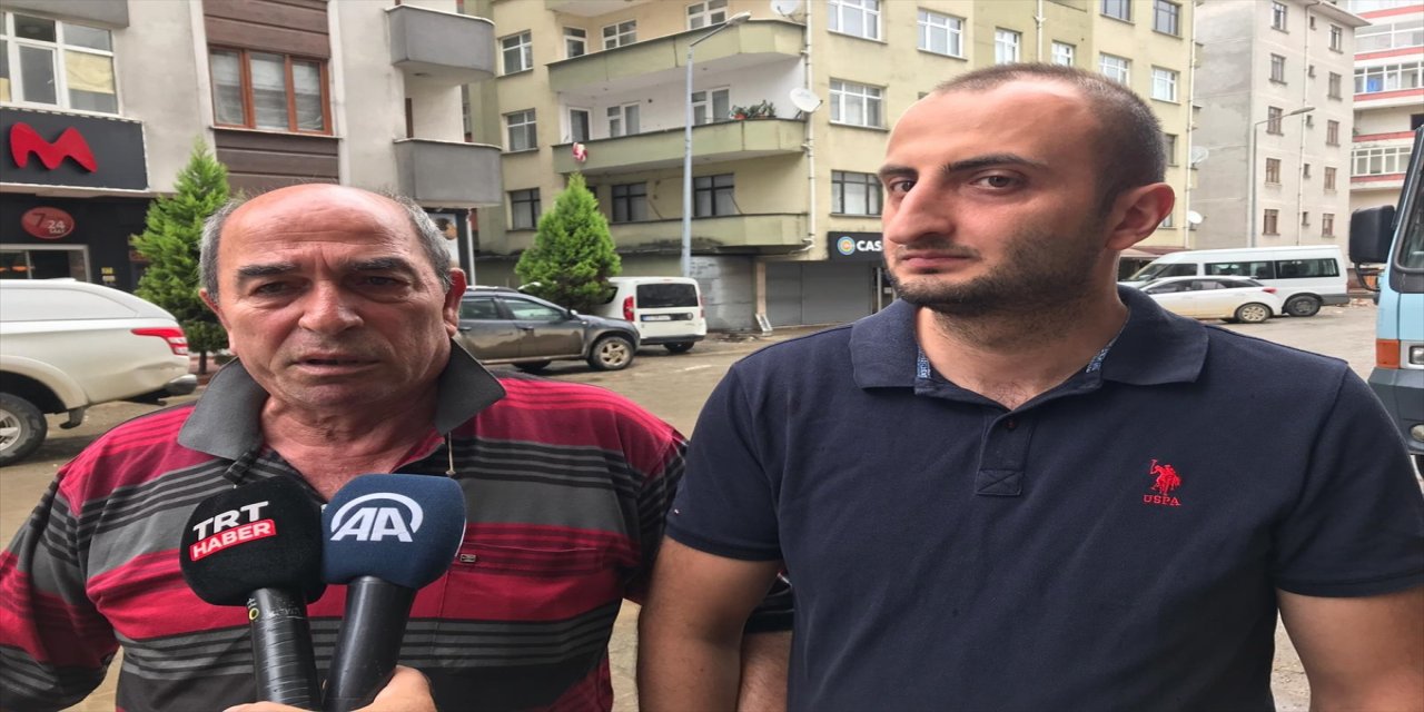 Arhavi'deki selde boğulmak üzere olan karı koca son anda botla kurtarıldı