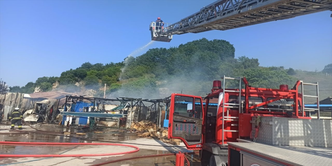 Kocaeli'de çıkan yangında balıkçı barınağındaki 5 buzhane kullanılamaz hale geldi