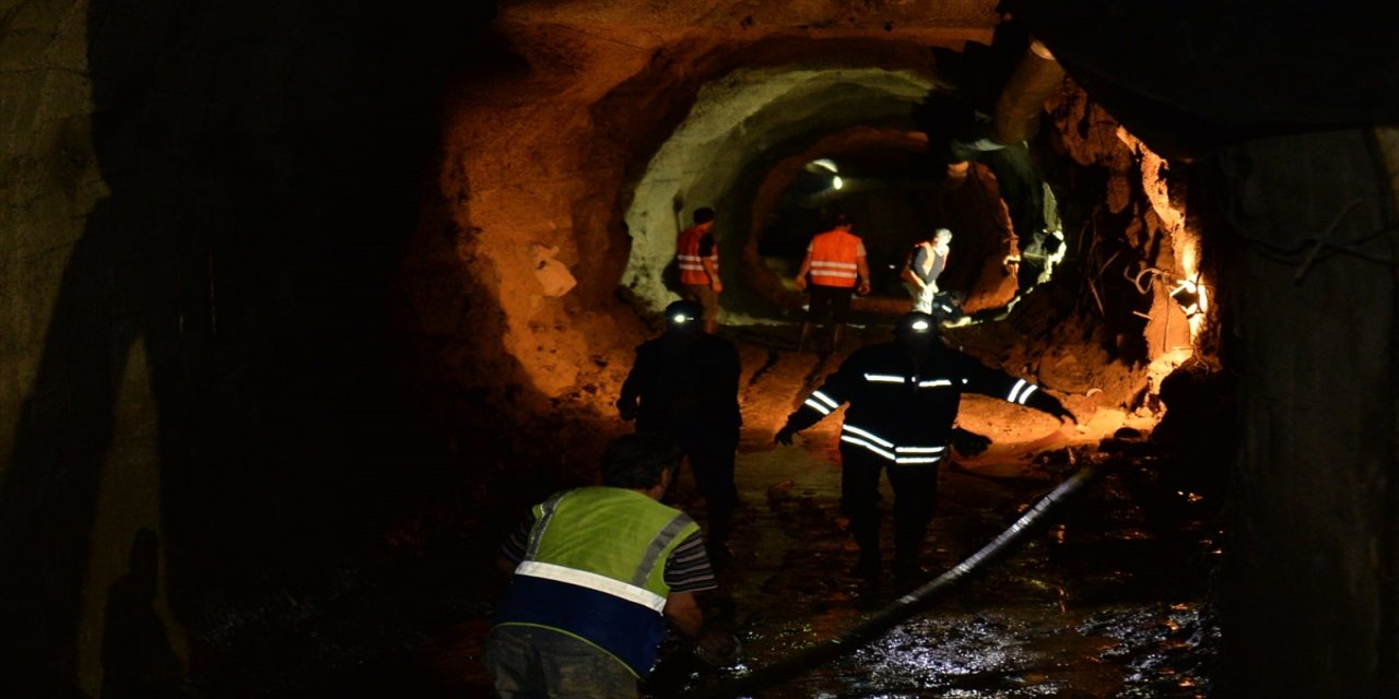 Erzurum'da dört gün önce sele kapılan işçiyi arama çalışmaları sürüyor