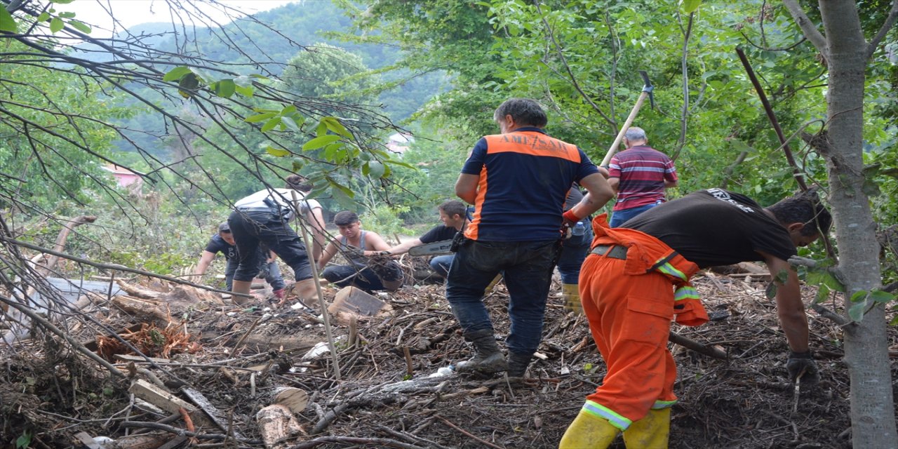 Kastamonu'da babasının yanında sele kapılan Rabia Aydemir'i arama çalışmaları sürüyor