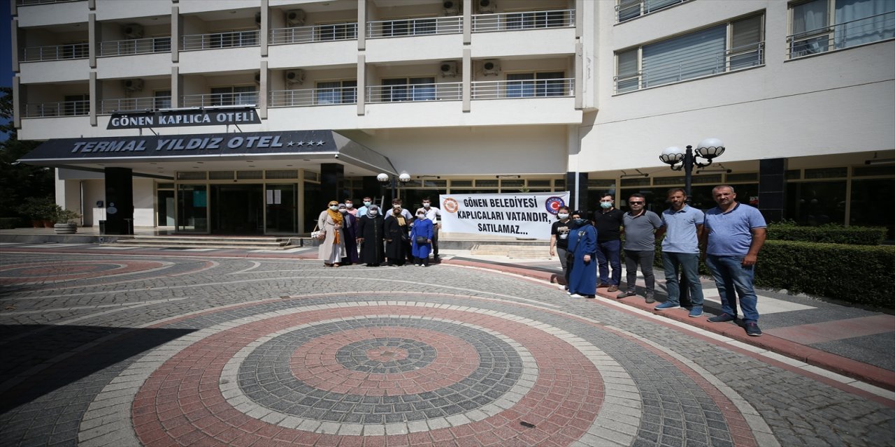 Balıkesir Gönen'de belediyeye ait termal otelin özelleştirilmesine karşı çıkan çalışanlar eylem yapıyor