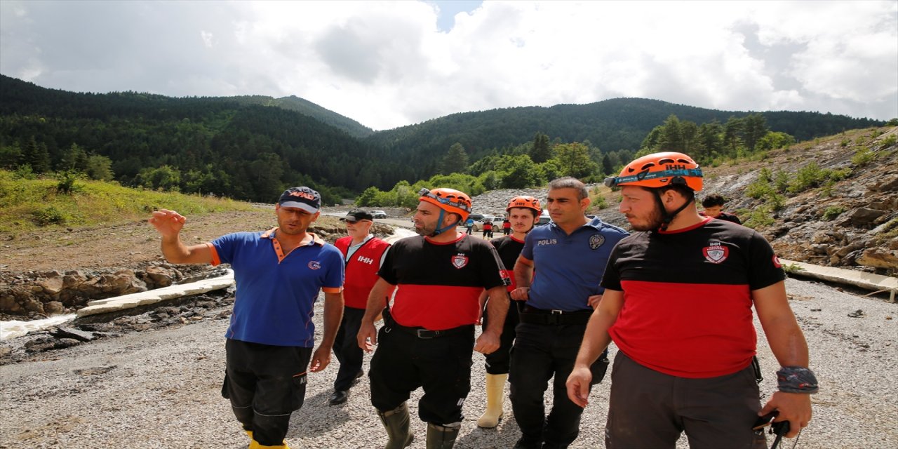 Kastamonu'da üç yaşındaki Buğlem'i kurtardıktan sonra sele kapılan Ertuğrul Sevik'in cansız bedenine ulaşıldı