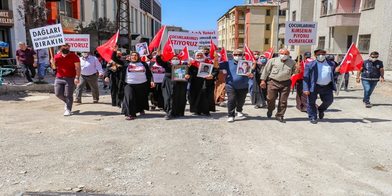 Vanlı aileler çocuklarına kavuşmak için HDP İl Başkanlığı önünde eylem yaptı