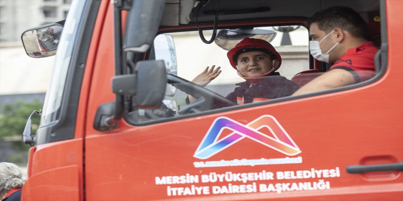 Mersin'de özel gereksinimli çocuklar, bir günlük itfaiyeci olma sevinci yaşadı