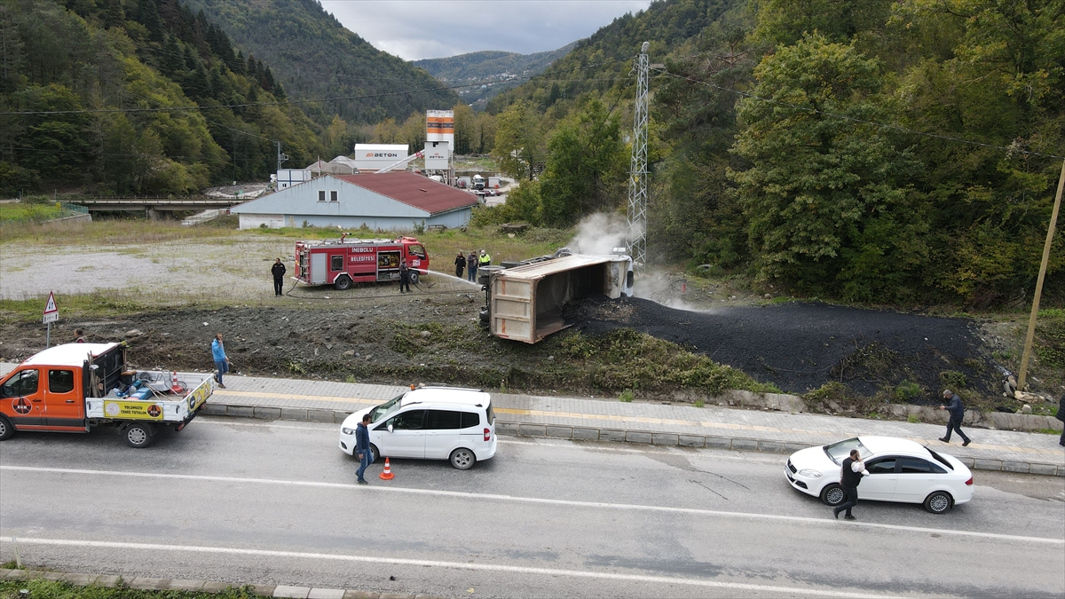 Kastamonu'da devrildikten sonra alev alan kamyonun sürücüsü yaralı kurtarıldı