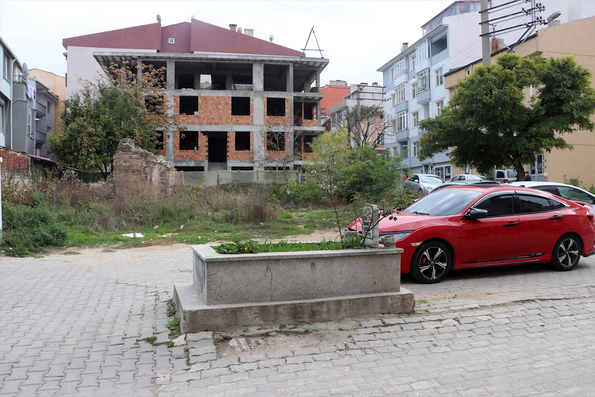 Edirne'de yol ortasında kalan kabir gerçek mi tartışması