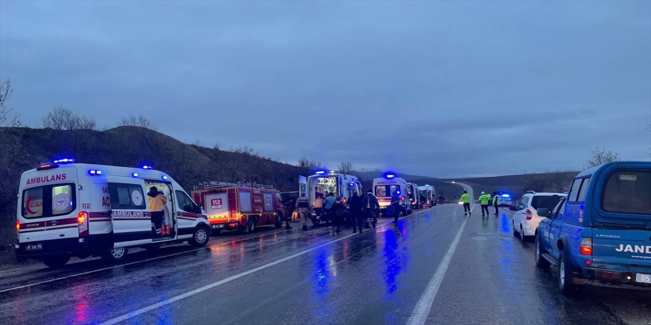 Amasya'da tur otobüsünün devrilmesi sonucu 27 kişi yaralandı