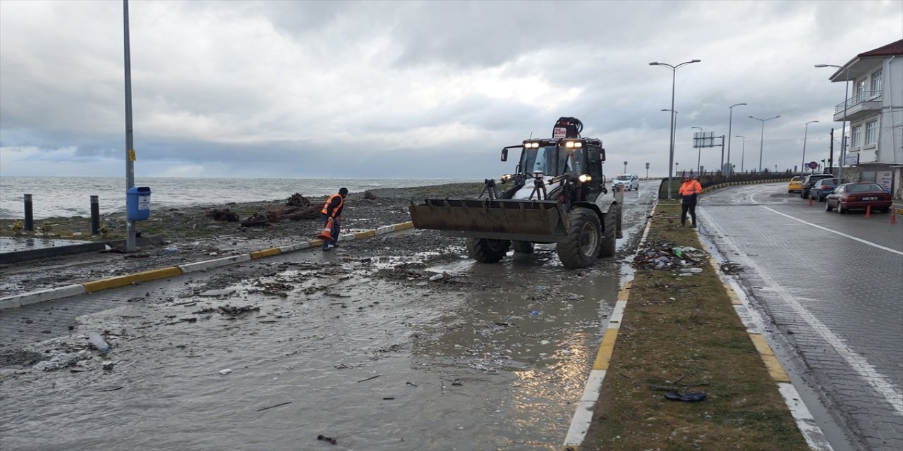 Dev dalgaların ulaşımı aksattığı Karadeniz sahil yolunda trafik normale döndü