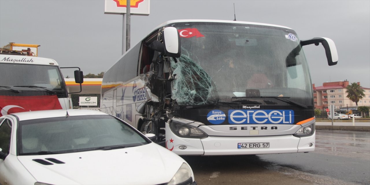 Antalya'da tırın yolcu otobüsüne çarpması sonucu 11 kişi yaralandı