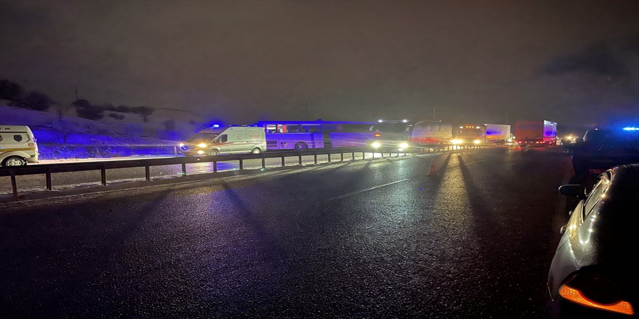 Çankırı'da otobüsün devrilmesi sonucu 2 kişi öldü, çok sayıda kişi yaralandı