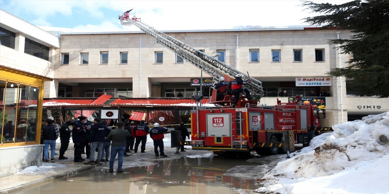 Bitlis'te çatıdan düşen kar kütlesi kafenin cam tentesini yıktı