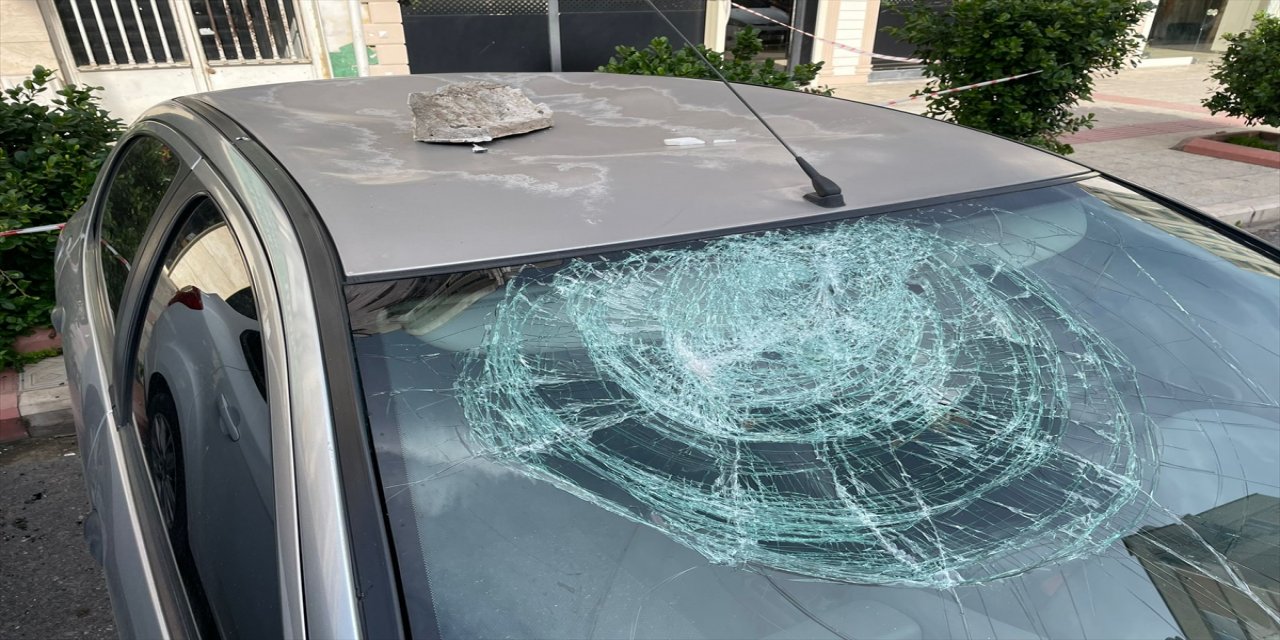 Hatay'da fırtına çatıları uçurdu, araçlarda hasara yol açtı