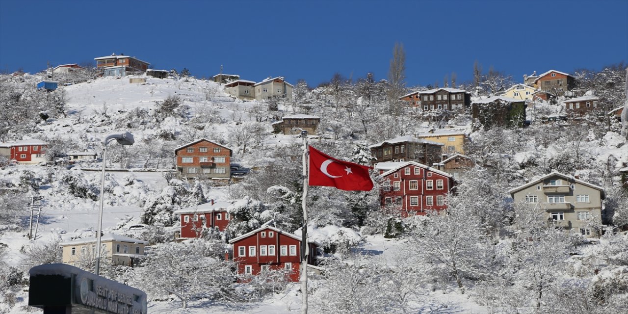 İnebolu'nun tarihi konaklarının karla bütünleşen güzelliği dron ile görüntülendi