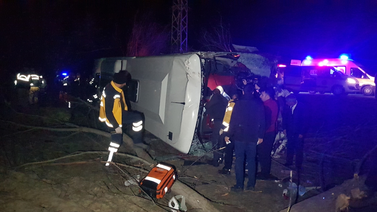 Erzincan'da yolcu otobüsü şarampole devrildi çok sayıda yaralı var