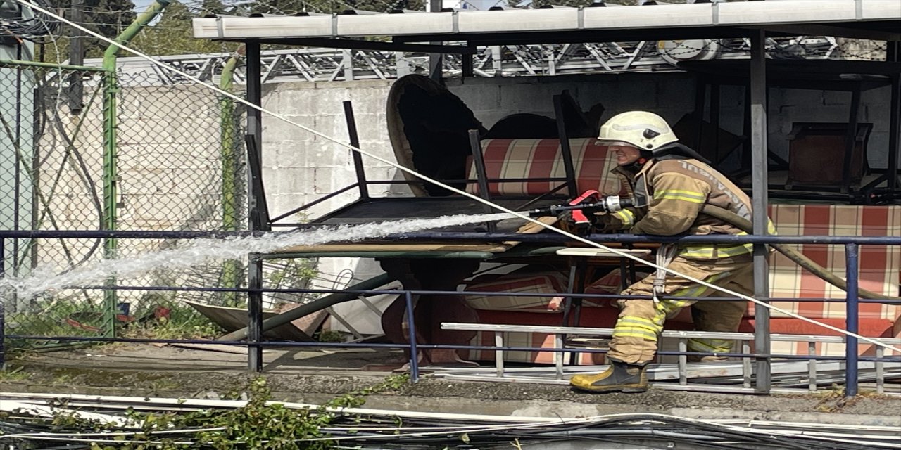 Üsküdar'da baz istasyonu ve depoda çıkan yangın söndürüldü