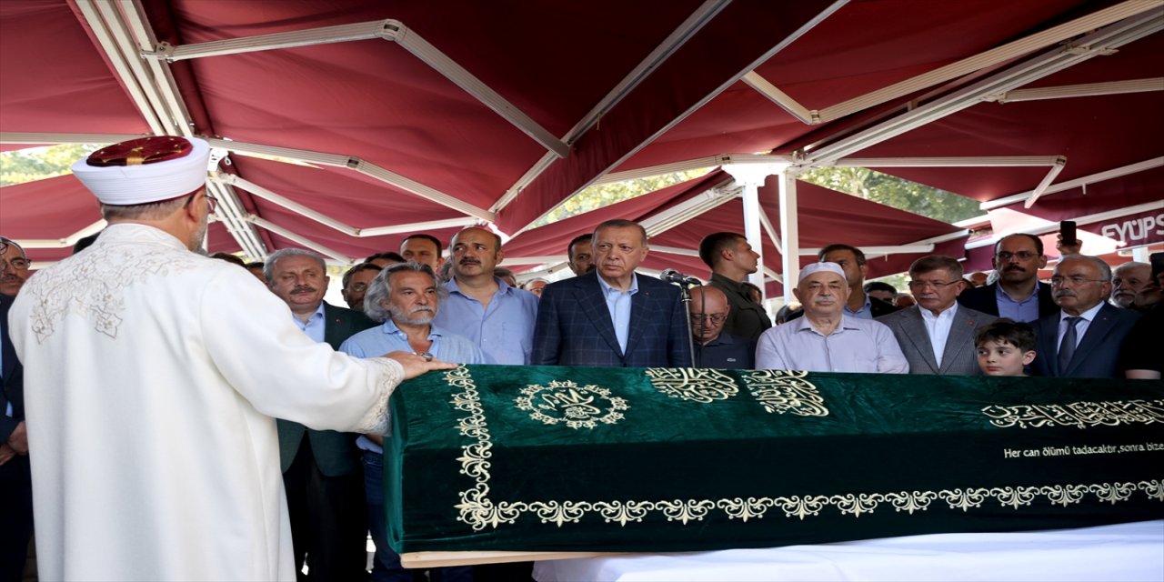 Rasim Özdenören'in cenazesi Eyüp Sultan'a defnedildi