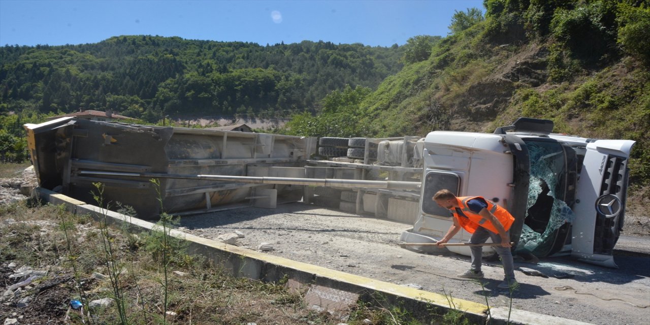 Kastamonu'da hafriyat kamyonunun devrilmesi sonucu 3 kişi yaralandı