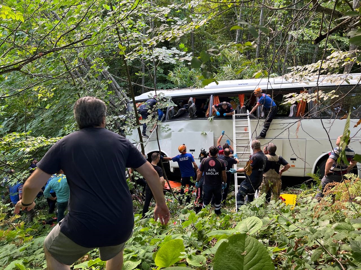 Bursa'da tur otobüsü kaza yaptı 1 Ölü