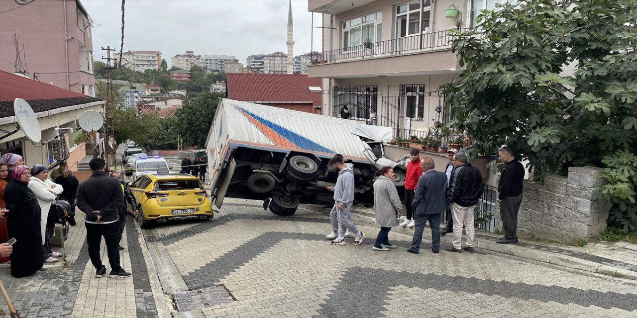 Üsküdar'da otomobil ile kamyonet çarpıştı 1 kişi yaralandı.