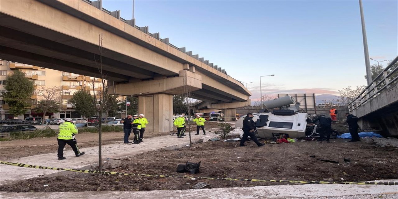 İzmir'de viyadükten düşen kamyonun sürücüsü hayatını kaybetti.