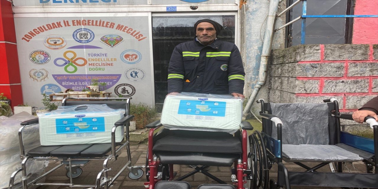 Zonguldak'ta temizlik personeli tekerlekli sandalye bağışladı.