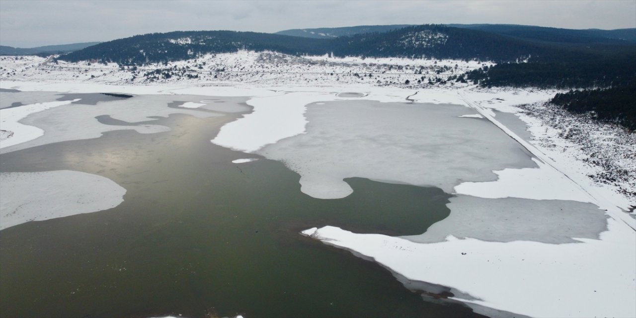 Bolu'da soğukların etkisiyle kısmen donan göl havadan görüntülendi